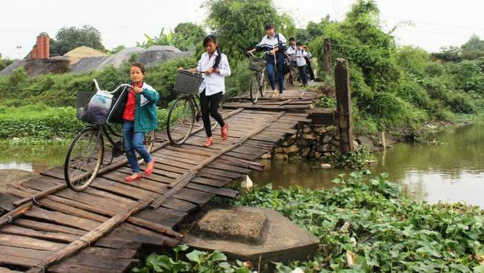 Các em học sinh nhỏ vẫn ngày ngày đi qua cây cầu đầy hiểm nguy rình rập