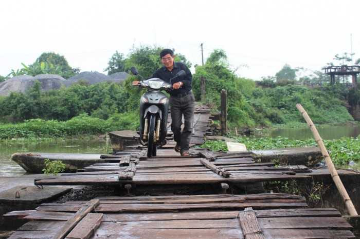 Mặt cầu chỉ là những thanh gỗ tạp nối với sau, nay bị hư hỏng nặng, nhiều lỗ hổng lớn rất nguy hiểm.