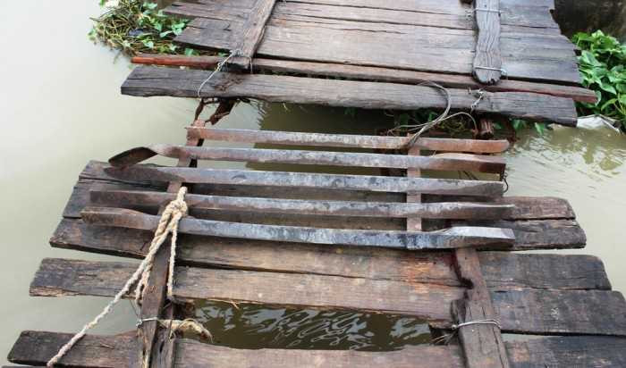 Những dây neo buộc giữa các khớp nối cũng bị hoen gỉ