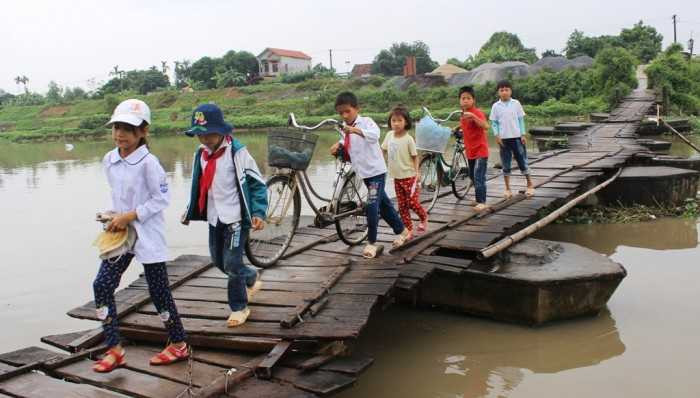 Mỗi lần đến trường, khi đi qua cây cầu này nguy hiểm luôn rình rập các em học sinh.