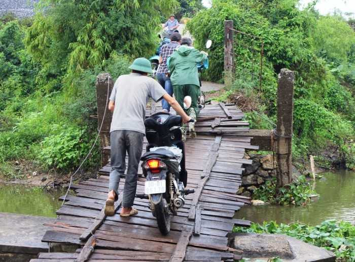 Người dân vẫn phải bất chấp nguy hiểm để đi qua.
