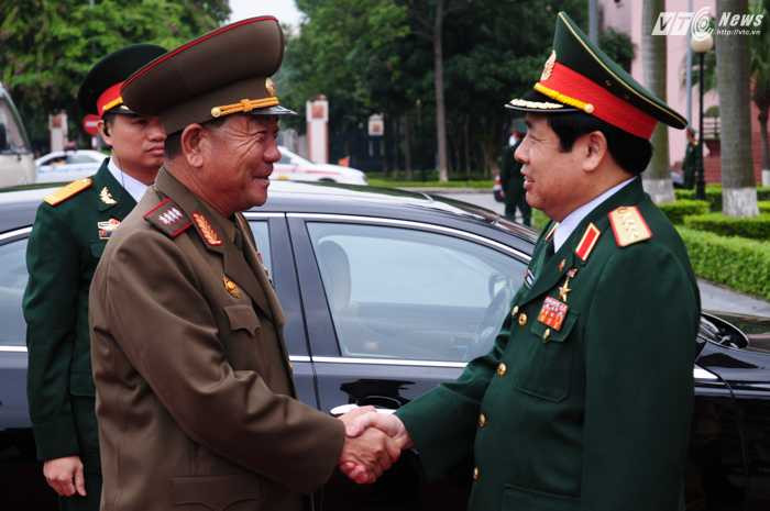 Đại tướng Phùng Quang Thanh chủ trì lễ đón tướng Pak Yong Sik sáng 27/11 - Ảnh: Tùng Đinh