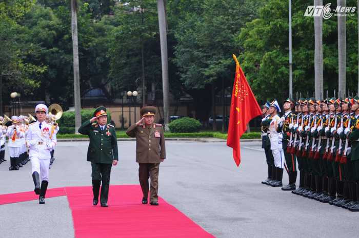 Tướng Pak Yong Sik duyệt đội danh dự QĐND Việt Nam - Ảnh: Tùng Đinh