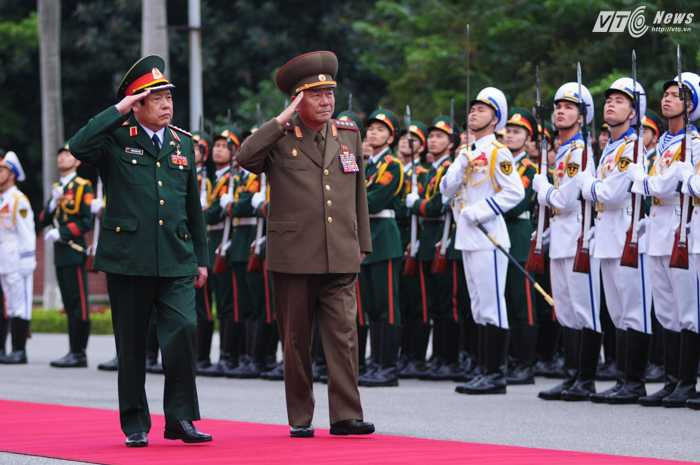 Đại tướng Phùng Quang Thanh và Tướng Pak Yong Sik cùng duyệt đội danh dự - Ảnh: Tùng Đinh