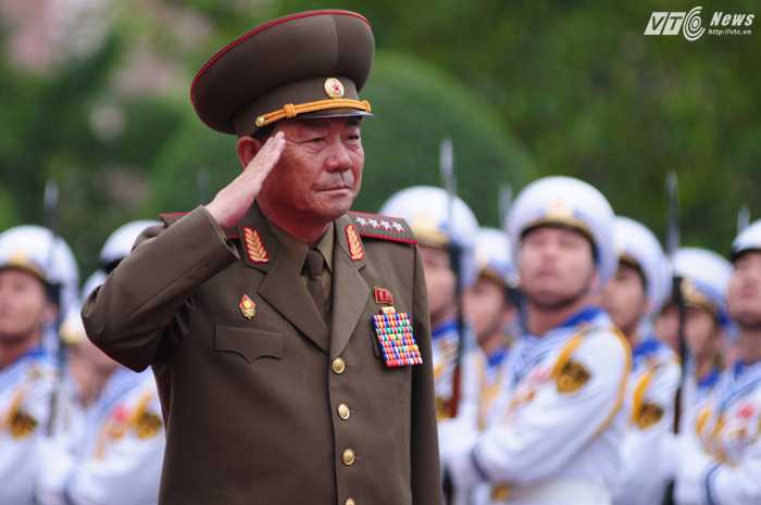 Tướng Pak Yong Sik duyệt đội danh dự QĐND Việt Nam - Ảnh: Tùng Đinh