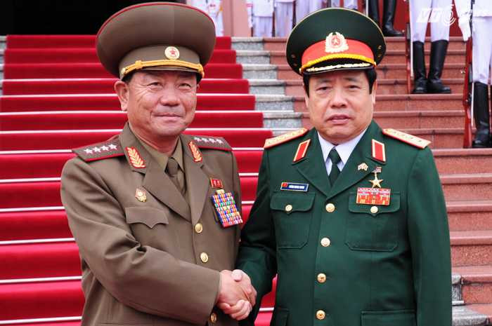 Hai Bộ trưởng chụp ảnh lưu niệm - Ảnh: Tùng Đinh