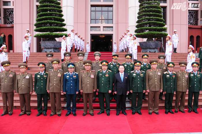 Đoàn đại biểu Triều Tiên chụp ảnh kỷ niệm với Bộ Quốc phòng Việt Nam - Ảnh: Tùng Đinh