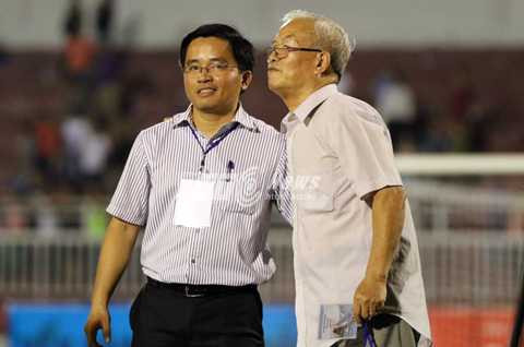 Trưởng đoàn bóng đá HAGL Nguyễn Tấn Anh có mặt trên sân Thống Nhất tối 26/11 (Ảnh: Quang Minh) Trưởng đoàn bóng đá HAGL Nguyễn Tấn Anh có mặt trên sân Thống Nhất tối 26/11 (Ảnh: Quang Minh)