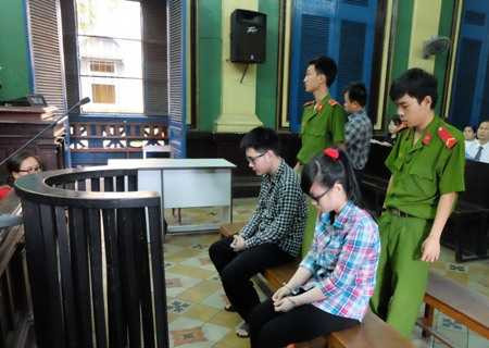 Hai bị cáo Duy và Linh trong buổi xét xử sơ thẩm. 