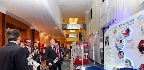 Ngài Đại sứ Hoa Kỳ tại Việt Nam Ted Osius và quan khách tham quan gian triển lãm của Mead Johnson Nutrition