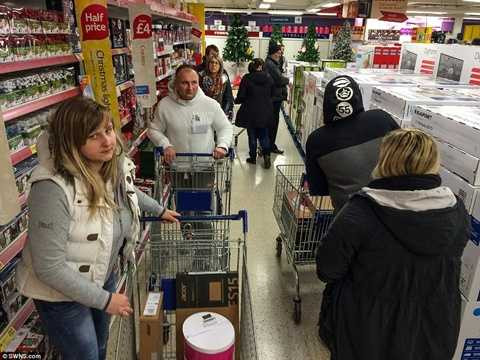 Không khí bên trong một cửa hàng tại Anh Quốc cũng không quá náo nhiệt Không khí bên trong một cửa hàng tại Anh Quốc cũng không quá náo nhiệt