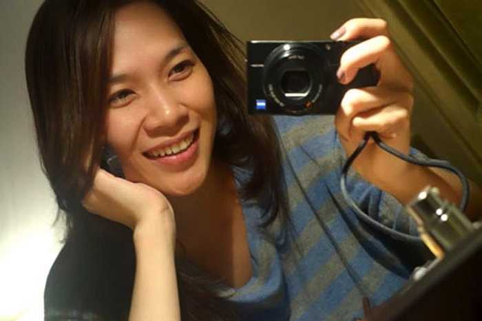 Nụ cười rạng rỡ sáng bừng khuôn mặt.