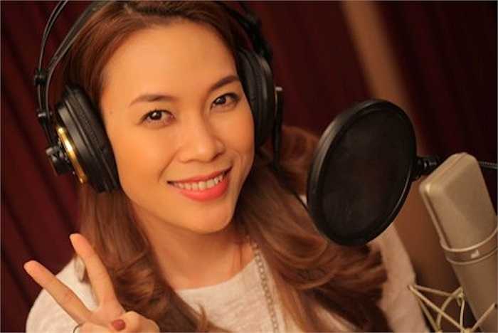 Với lối make up tự nhiên, cô trở nên thanh thoát và duyên dáng.