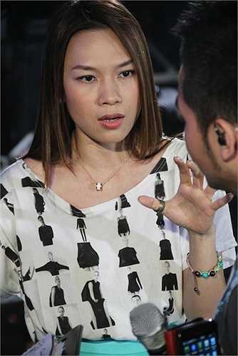 Nhưng chỉ cần nhẹ tay hơn một chút, gương mặt người đẹp lại trở nên nhợt nhạt.