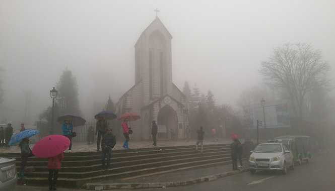 Thị trấn Sa Pa chìm trong sương mù và rét lạnh (ảnh chụp sáng ngày 27/11) - Ảnh: Hồng thảo