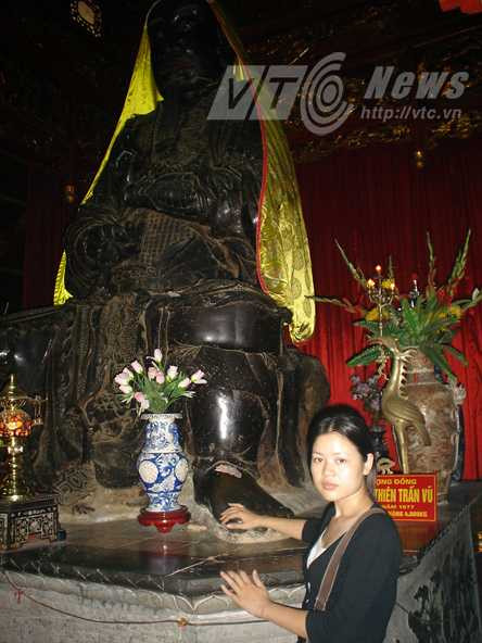 Pho tượng đồng trong đến Quán Thánh được hun khói, nên mọi người đều lầm tưởng là tượng đồng đen