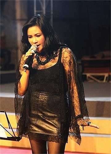 Thanh Lam đưa ra ví dụ về hai huấn luyện viên của cuộc thi Giọng hát Việt đang gây sốt vào thời điểm đó: 'Đàm Vĩnh Hưng và Hồ Ngọc Hà dùng công nghệ rất nhiều. Nói gì thì nói, khi dạy cho một bạn trẻ có triển vọng thì phải dạy bằng cái nghề của mình chứ không thể dạy bằng công nghệ được.'