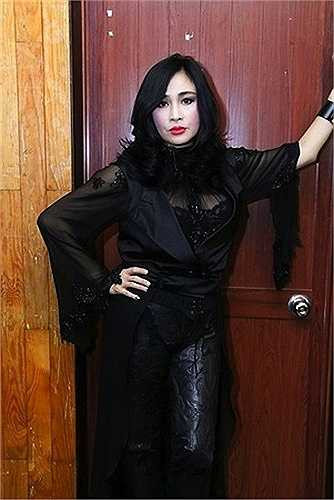 Chưa dừng lại ở đó, cuối bài phỏng vấn, Thanh Lam chốt lại: 'Với những thứ hào nhoáng, đa số là nổ. Những đối tượng như vậy chỉ hù được những khán giả có thẩm mỹ, bề dày văn hóa ít. Giá trị đích thực mà người nghệ sĩ mang lại đôi khi cũng còn phụ thuộc vào bản ngã trong cá nhân mỗi con người.'