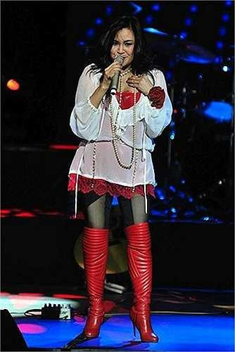 'Tôi nghĩ rằng thị trường âm nhạc mấy năm nay có sự xuống dốc. Các nghệ sĩ nổi lên họ dùng rất nhiều những xảo thuật để đưa ra những chương trình làm màu làm mè quá nhiều…'