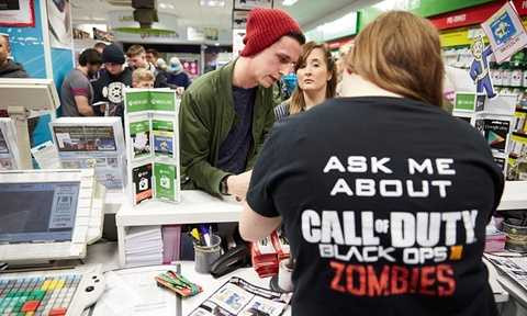 Các cửa hàng ở Anh và Mỹ đang rất đông đúc khách mua sắm nhân ngày Black Friday. Các nhân viên bán hàng phải làm việc rất vất vả. Tuy nhiên, theo một chuyên gia kinh tế Mỹ, các mặt hàng được bày bán khá nhiều nhưng không thực sự cần thiết Các cửa hàng ở Anh và Mỹ đang rất đông đúc khách mua sắm nhân ngày Black Friday. Các nhân viên bán hàng phải làm việc rất vất vả. Tuy nhiên, theo một chuyên gia kinh tế Mỹ, các mặt hàng được bày bán khá nhiều nhưng không thực sự cần thiết