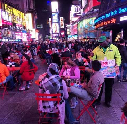 Người dân đổ ra đường từ sớm, ăn pizza, uống Cafe để chờ thời điểm quan trọng Người dân đổ ra đường từ sớm, ăn pizza, uống Cafe để chờ thời điểm quan trọng