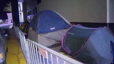 Thậm chí lều bạt đã được sử dụng để vào mua hàng sớm Thậm chí lều bạt đã được sử dụng để vào mua hàng sớm