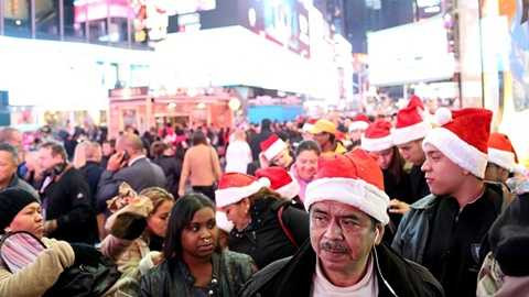 Dòng người nô nức đổ ra đường chờ đón ngày hội mua sắm. Vì trùng với dịp chuẩn bị Tết dương lịch và Noel nên số lượng người ra đường cũng tăng lên không ngừng Dòng người nô nức đổ ra đường chờ đón ngày hội mua sắm. Vì trùng với dịp chuẩn bị Tết dương lịch và Noel nên số lượng người ra đường cũng tăng lên không ngừng