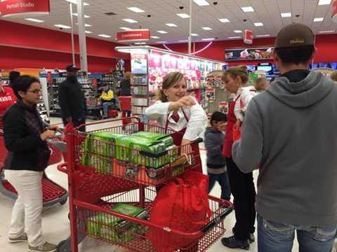 Không khí bên trong các cửa hàng cũng vô cùng náo nhiệt. Target là một trong các thương hiệu được người dân tin tưởng và sở hữu nhiều chương trình khuyến mãi hấp dẫn nhất Không khí bên trong các cửa hàng cũng vô cùng náo nhiệt. Target là một trong các thương hiệu được người dân tin tưởng và sở hữu nhiều chương trình khuyến mãi hấp dẫn nhất