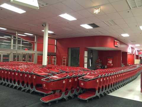 Đây là hàng dài những chiếc xe đẩy được cửa hàng Target chuẩn bị cho khách mua sắm. Chúng tôi mong chờ một mùa mua sắm tấp nập vào năm nay - nhân viên cửa hàng cho biết Đây là hàng dài những chiếc xe đẩy được cửa hàng Target chuẩn bị cho khách mua sắm. Chúng tôi mong chờ một mùa mua sắm tấp nập vào năm nay - nhân viên cửa hàng cho biết