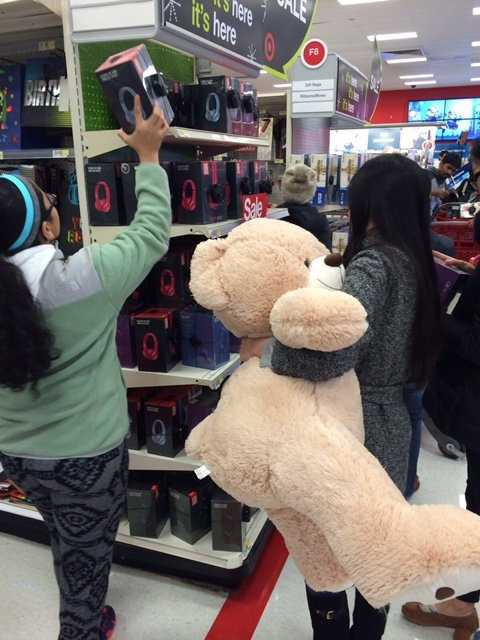 Mệt, nhưng vô cùng phấn khích - nhân viên bán hàng cho biết. Theo nhiều người mua sắm, các website bán hàng cũng đang gặp phải nhiều sự cố do lượng mua hàng quá đông Mệt, nhưng vô cùng phấn khích - nhân viên bán hàng cho biết. Theo nhiều người mua sắm, các website bán hàng cũng đang gặp phải nhiều sự cố do lượng mua hàng quá đông