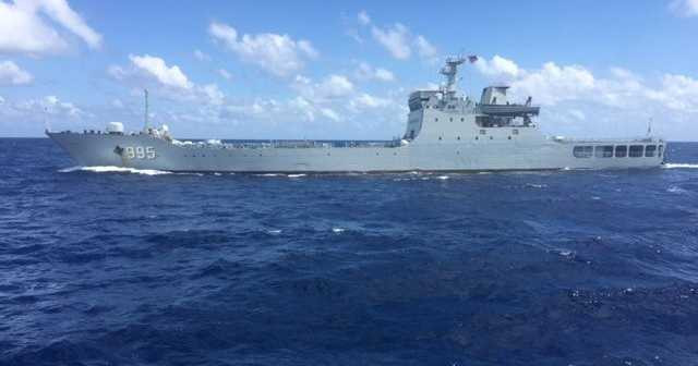 Tàu chiến 995 của Trung Quốc đang đe dọa tàu Hải Đăng 05​. Ảnh do thuyền viên tàu Hải Đăng 05 cung cấp. 