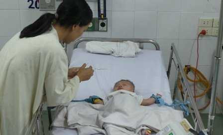 Bé Phát đang được điều trị tại bệnh viện Nhi Đồng 1
