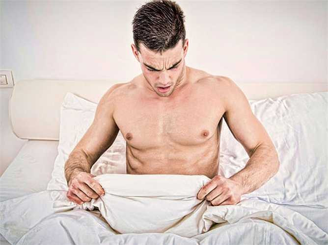 Hẹp bao quy đầu: Hẹp bao quy đầu thường xảy ra trong giai đoạn tiến triển của ung thư dương vật, gây đau đớn cho hầu hết nam giới.