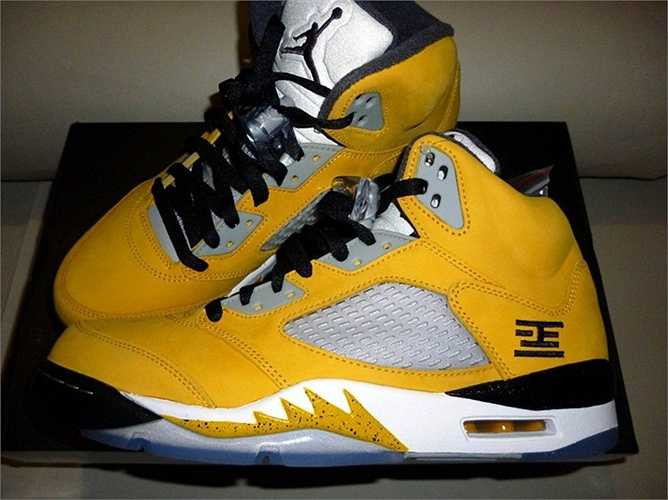 Đôi Air Jodan V Retro vàng đen được sản xuất cho đội bóng rổ Tokyo 23 vào năm 2011. Giá của nó ở ngưỡng 5000 USD và hầu khi rất khó để tìm thấy trên bất kỳ thị trường nào.