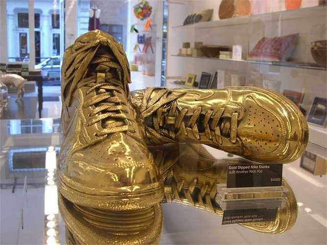 Tính đến nay, đôi giày Gold Nike Dunks hiếm hoi đã có mặt được 30 năm. Nó được coi là đôi giày mang tính biểu tượng nhất bởi cái giá phải trả để sở hữu lên tới 6000 USD và hiện tại có thể còn cao hơn.