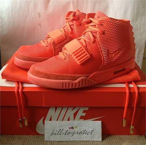 Air Yeezy II Red October là kết quả của hợp tác giữa Kanye West và Nike hồi năm ngoái. Ngay khi ra mắt, phiên bản giày đắt giá này đã bán hết ngay trong 11 phút. Giá trên eBay của Air Yeezy là 6000-12000 USD.