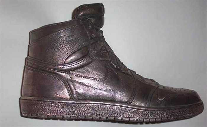Có những phiên bản giày đắt giá nhưng không thể đi. Một trong những mẫu giày chỉ-để-trưng-bày đó là Silver Air Jordan 1 có giá 60 000 USD nặng 10 lbs (khoảng 4,5 kg) và làm bằng bạc chống xỉn màu. 