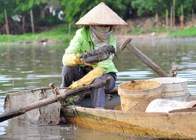 Nhiều người tự bảo vệ bằng cách đeo găng tay cao su. Vợt dùng để xúc trùn được làm bằng khung sắt to nên có thể ngồi trên thuyền để kéo. Sạch nhưng hiệu quả không cao. Lượng trùn đãi được chỉ bằng 1/4 so với cách ngâm mình xúc bùn trực tiếp, ngư dân tên Hòa chia sẻ. 