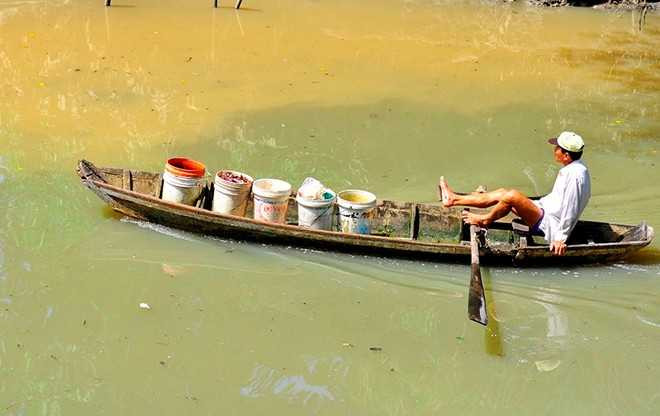 Người đàn ông chở trùn chỉ đi bán cho các hộ dân nuôi cá bè trên sông Cái (nhánh sông Đồng Nai) tại phường Tân Mai. 
