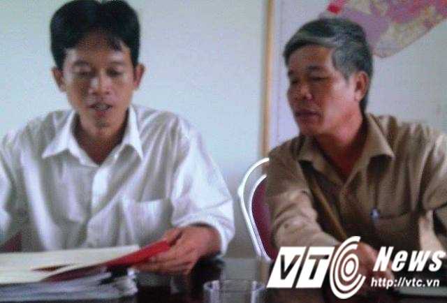 Ông Lề Đình Hóa (phải) thừa nhận việc giữ sổ đỏ của dân suốt bẩy năm không trả là sai sót của phường.