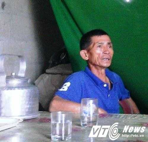 Ông Ất đại diện cho các hộ dân bị thu sổ đỏ cũ và dài cổ chờ sổ đỏ mới bày tỏ bức xúc với PV.