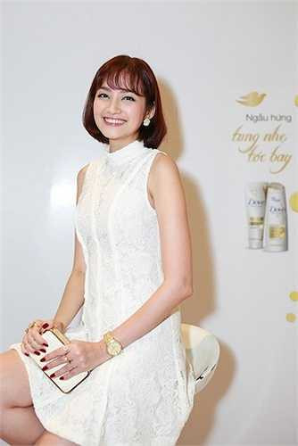 Dù bận rộn với công việc kinh doanh, người đẹp vẫn rất tươi tắn, trẻ trung.