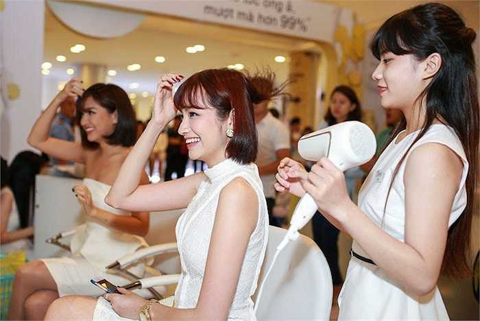 Hai người đẹp vui vẻ làm tóc.