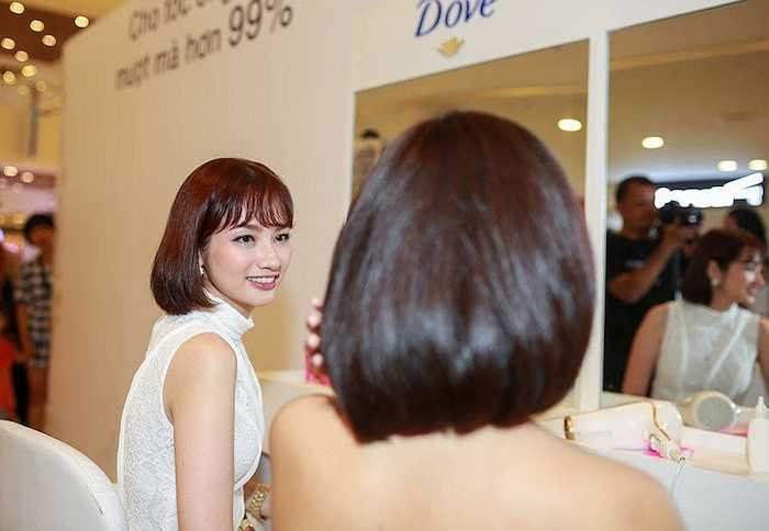 Trúc Diễm và Bích Phương trò chuyện vui vẻ.