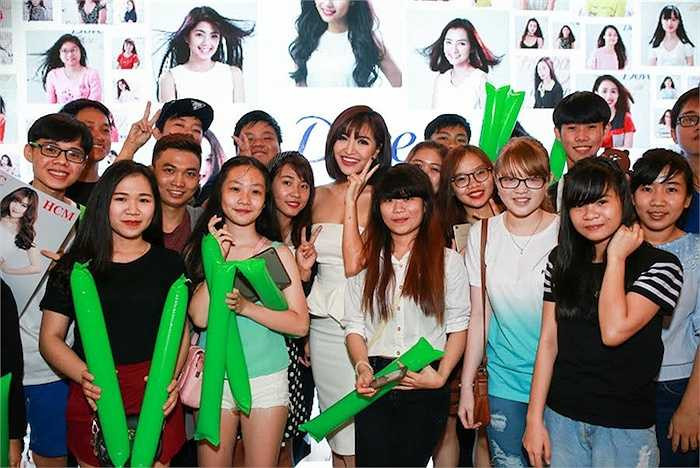 Rất nhiều fan đã có mặt để ủng hộ thần tượng.