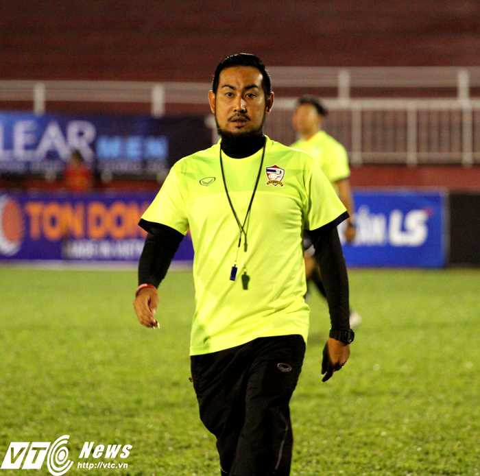 HLV Supachart Manakit của U21 Thái Lan (Ảnh: Hoàng Tùng)