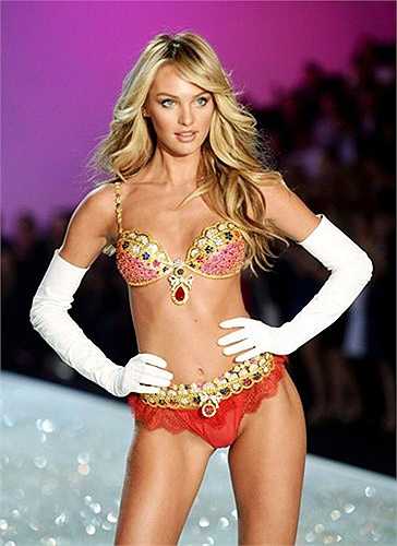  Royal Fantasy, 10 triệu USD: Royal Fantasy được ra mắt tại buổi trình diễn Victoria's Secret Fashion năm 2013 và được thiết kế bởi Mouawad với điểm nhấn là viên ngọc ruby 52 carat ngay trung tâm. Cả chiếc áo và thắt lưng đã tiêu tốn hết 4.200 viên ngọc bao gồm kim cương, hồng ngọc, ngọc bích…để mang đến đẳng cấp hoàng gia nhất.