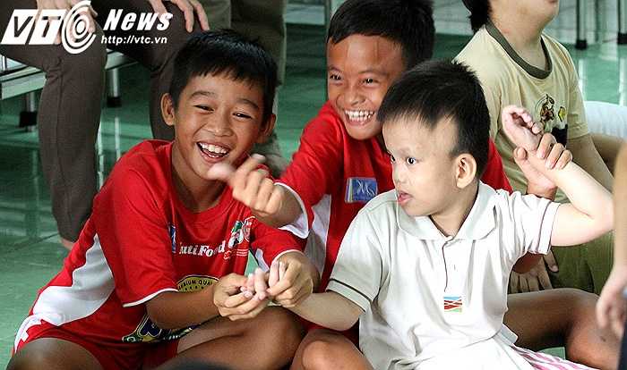 Sáng nay 28/11, Học viện bóng đá Nutifood HAGL Arsenal JMG cùng U21 HAGL đã có chuyến thăm các em nhỏ có hoàn cảnh đặc biệt tại Trung tâm nuôi dưỡng, bảo trợ trẻ em Tam Bình, Thủ Đức