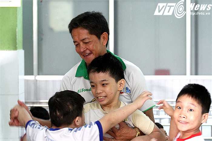 Trợ lý HLV Nguyễn Hồng Phẩm vui đùa cùng các em nhỏ mồ côi, không nơi nương tựa