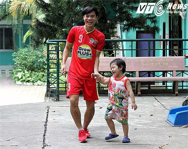 Tiền đạo Văn Toàn: 'Hôm nay tôi rất xúc động khi thấy những em nhỏ bất hạnh, không may mắn như thế này. Tôi cùng các đồng đội sẽ nỗ lực vươn tới thành công hơn nữa để có thể chia sẻ phần nào với các em'